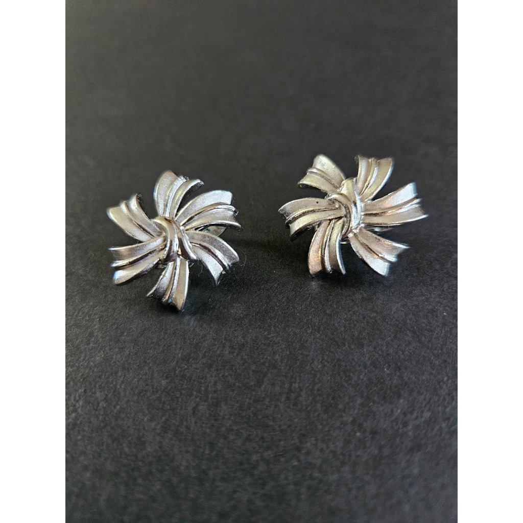 Elegant Silver Flower Earrings 28$
